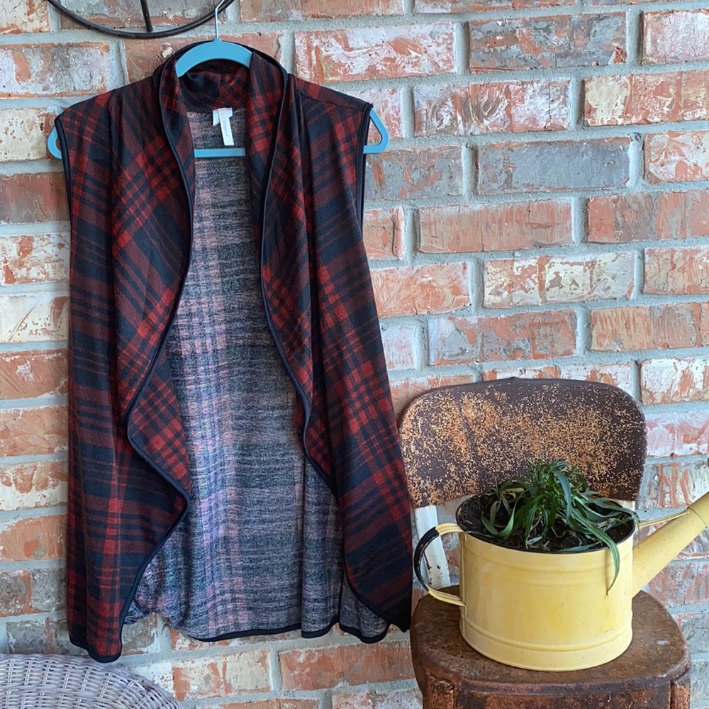 Lilypad black & red sleeveless vest